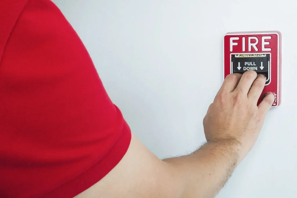 fire alarm scaled 1 seguridad en edificios
