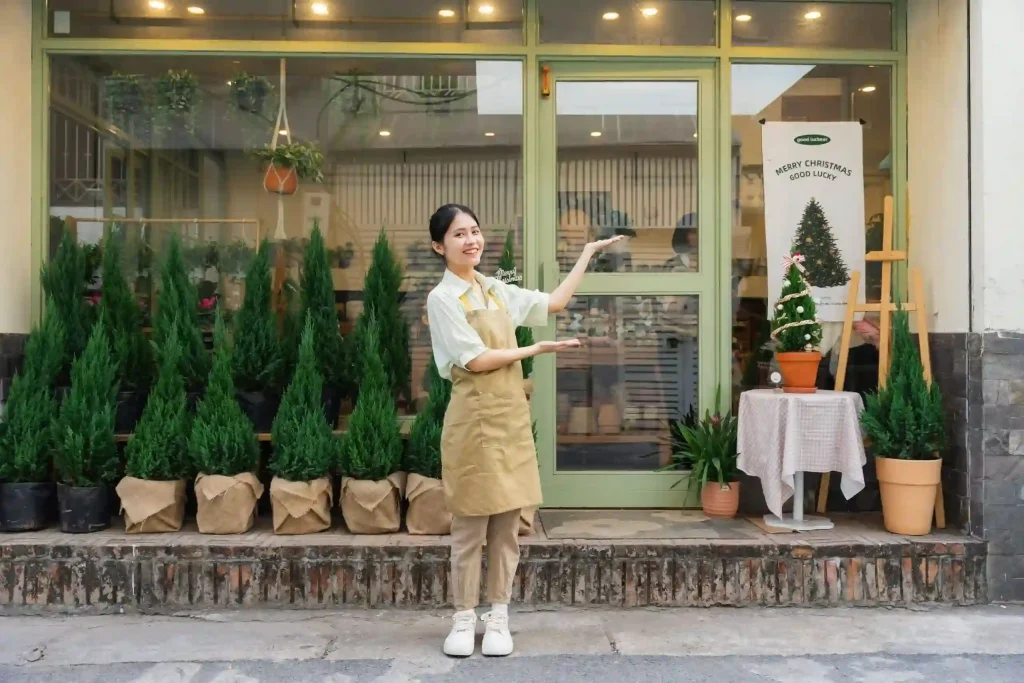 portrait asian woman working plant shop scaled1 Seguridad para Negocios